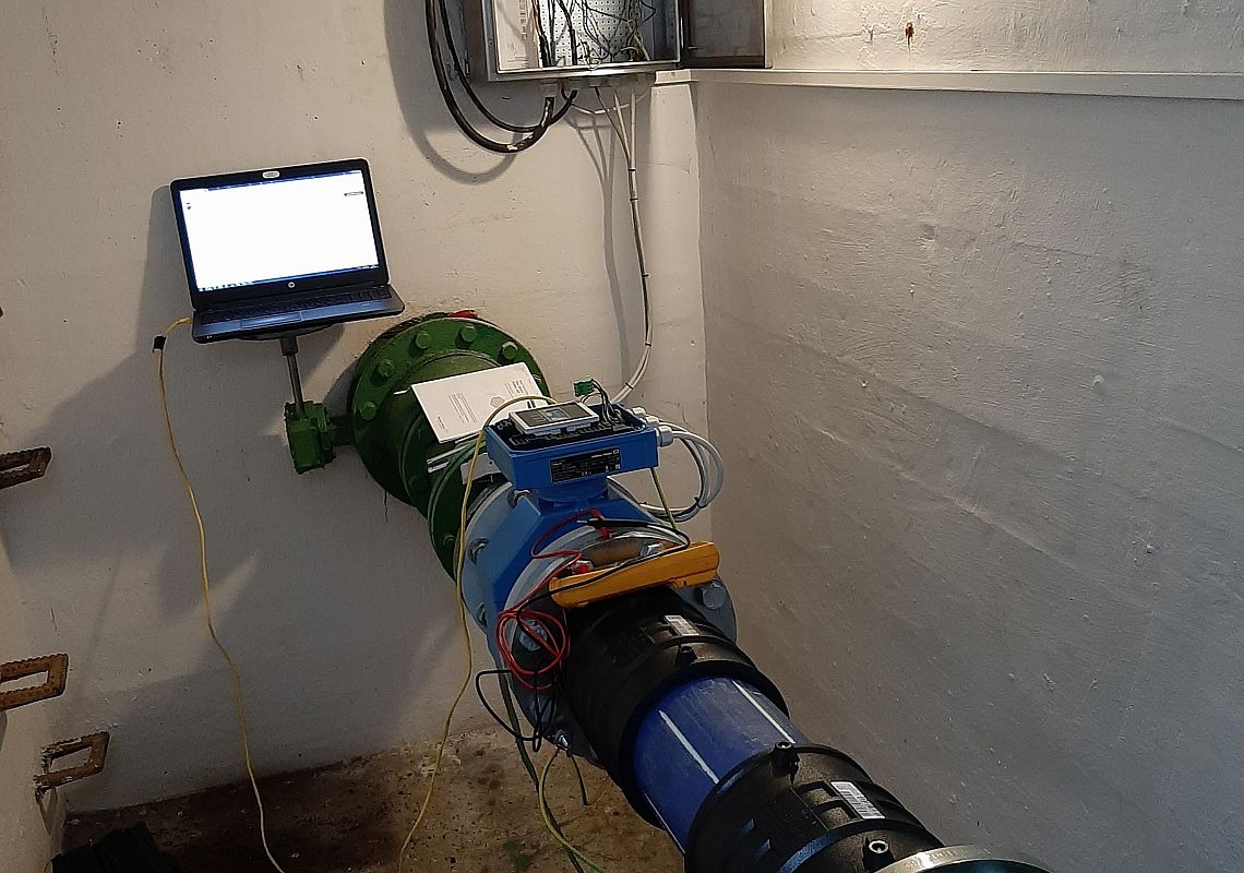 Montaż nowego przepływomierza w komorze pomiarowej na magistrali okalickiej.