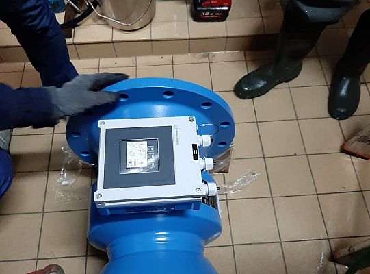 Montaż nowoczesnego przepływomierza na wejściu do Stacji Uzdatniania Wody.