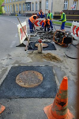 Remont studni kanalizacyjnych na al. Wolności.