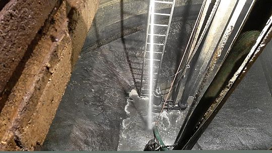 Czyszczenie zbiornika na Głównej Przepompowni Ścieków.