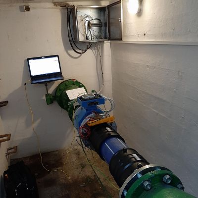 Montaż nowego przepływomierza w komorze pomiarowej na magistrali okalickiej.